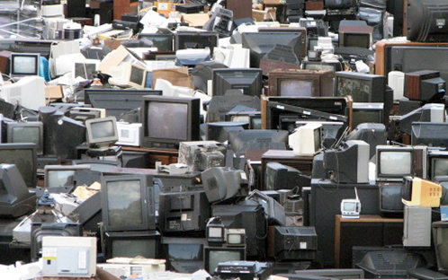 Gran cantidad de televisores viejos tirados