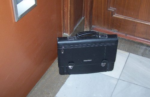 Un maletín negro en el suelo