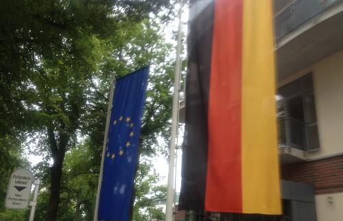 Banderas de Alemania y de la UE en Warnemünde (Alemania)