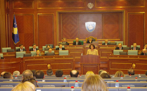 Sesión con la presidenta en el Parlamento kosovar