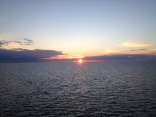 Sol de medianoche en el mar Báltico