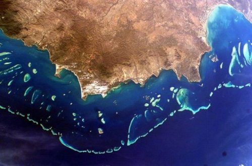 dos tonos de azul del océnao bordean la costa de Australia