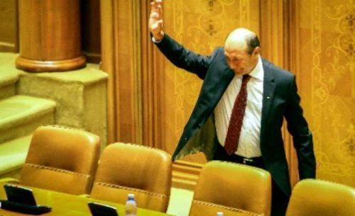 Basescu saliendo del Parlamento