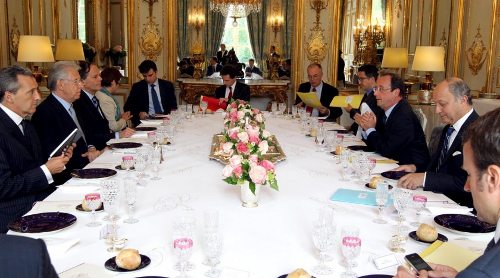 Monti, Hollande y sus asesores alrededor de la mesa en la que van a comer 