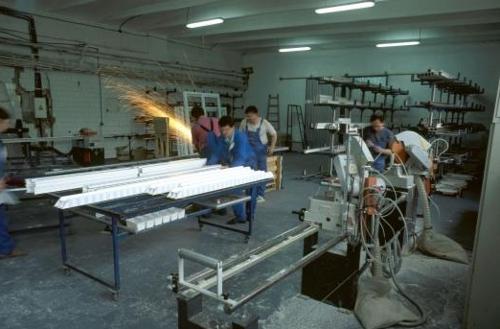 Trabajadores en un taller de aluminio