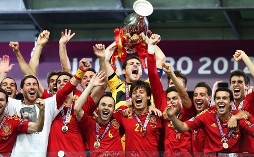 Casillas levanta la copa de Europa 2012 con sus compañeros