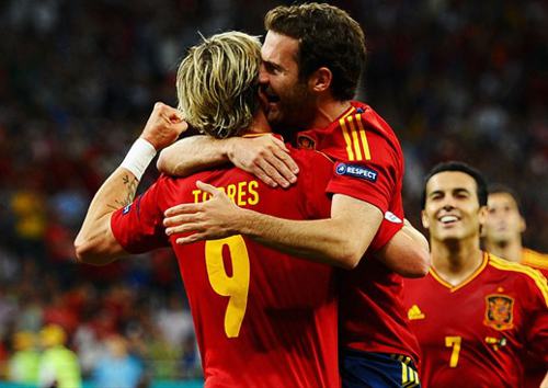 Mata y Torres celebran el cuarto gol de España ante Italia