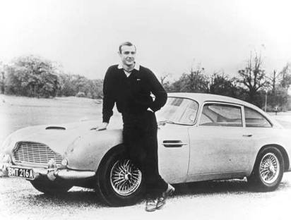 Sean Connery junto a un coche de James Bond