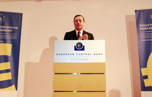 Mario Draghi en una conferencia tras un atril