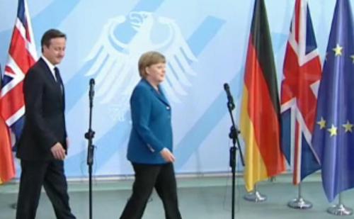 Merkel y Cameron se dirigen a los micrófonos para hablar a la prensa
