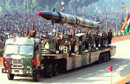 UN trailer lleva un misil nuclear en un desfile