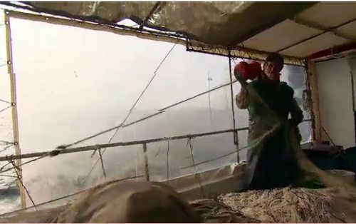 Un pescador largando las redes