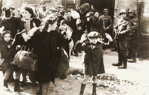 Imagen histórica de Varsovia con mujeres y niños con manos en alto ante las SS