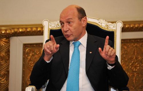 Traian Basescu sentado en un sillón