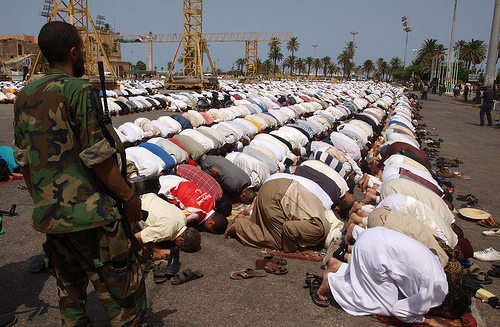 Gran número de musulmanes rezan en la calle