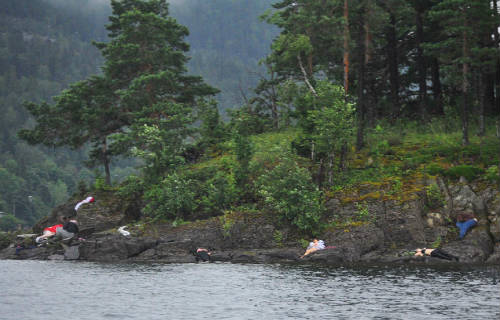 Cadáveres a orillas del lago en la isla de Utoya (Noruega)