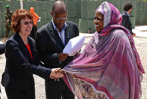 Ashton con Halima Ismail Ibrahim en Mogadiscio