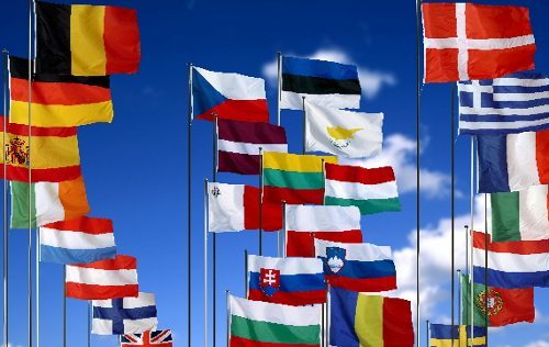 Banderas de los Estados miembros contra el cielo