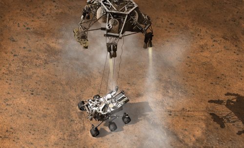 Una grúa deposita el vehículo sobre Marte