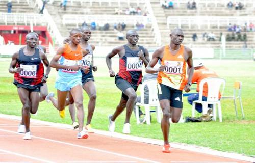 Rudisha corre con otros atletas africanos en una competición continental