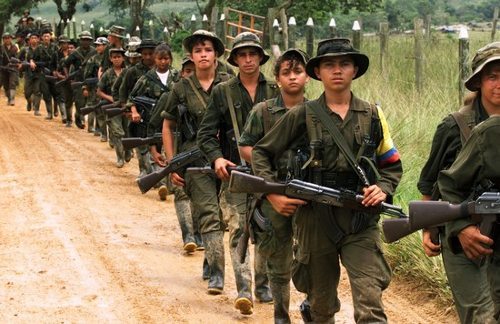 Una fila de jóvenes con uniforme militar y armados