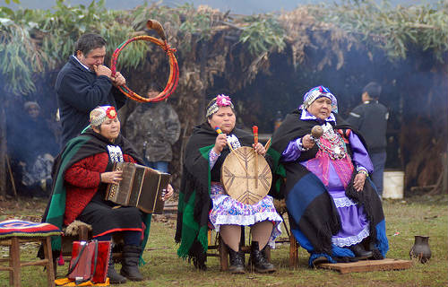 Tres mujeres mapuches celebran cantando la llegada del año nuevo