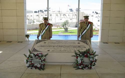 Mausoleo de Arafat, dos militares hacen guardia