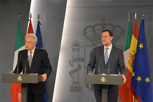 Monti y Rajoy detrás de sendos atriles