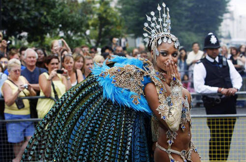 Mujer disfrazada de pavo real para participar en carnaval