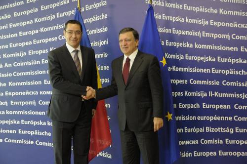 Victor Ponta estrecha la mano de Barroso en Bruselas