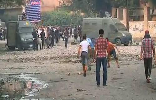 Jóvenes lanzan adoquines contra la policía en El Cairo