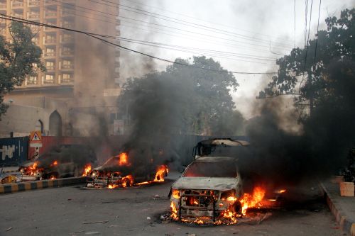Coches incendiados en Karachi