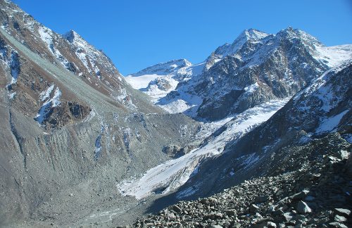 Vista del glaciar entre montañas nevadas y otras no tanto
