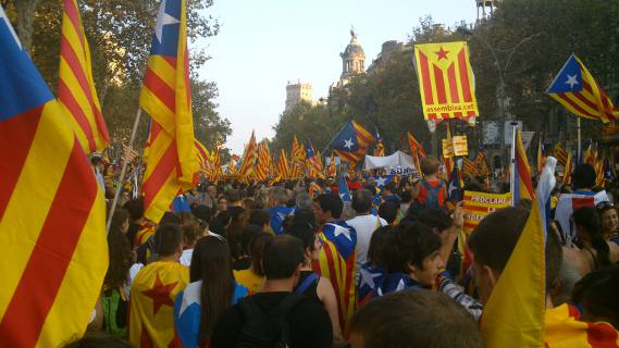 Grupo de personas se manifiestan en las calles de Barcelona por la independencia