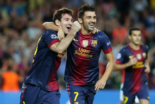 Messi celebra con Villa uno de los goles del Barça