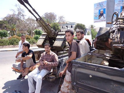Grupo de rebeldes junto a un lanzagranadas sobre una camioneta (Misrata)