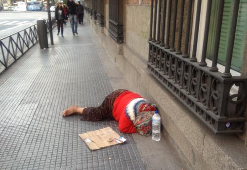 Una mujer pide limosna en Madrid
