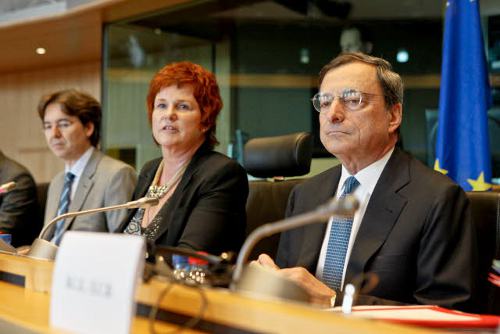 La eurodiputada Bowles con el presidente del BCE, Draghi