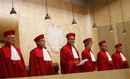 Miembros del tribunal Constitucional con sus togas rojas