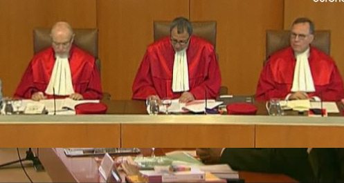 Tres miembros del Tribunal Constitucional alemán con togas rojas