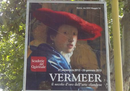 Cartel anunciando exposición de Vermeer en una calle de Roma
