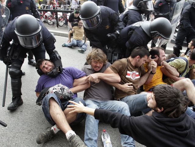 Carga policial contra indignados en Barcelona