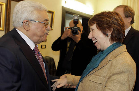 Ashton y el presidente de la ANP, Abbas, se saludan