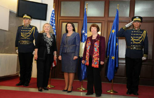 Ashton, Clinton y Jahjaga en Pristina