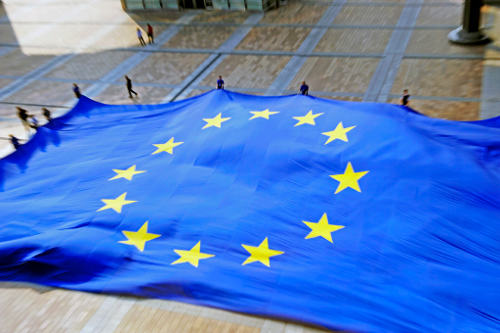 Ciudadanos sujetan una gran bandera de la UE