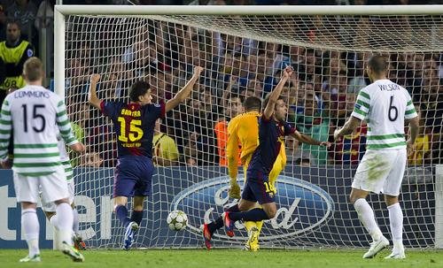 Los barcelonistas celebran el gol de Jordi Alba