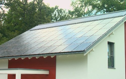 Paneles solares en el techo de una casa