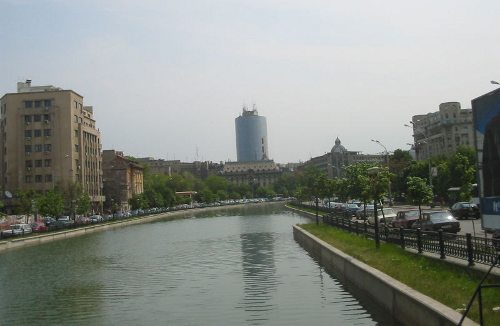 Vista del río a su paso por el centro de la ciudad