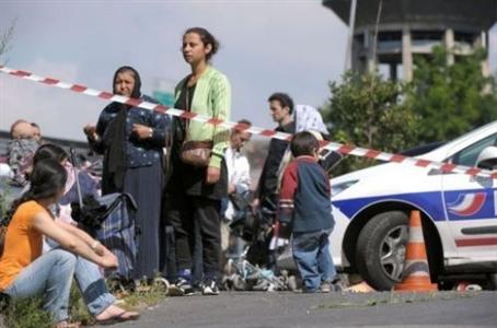 Un grupo de gitanos en Francia esperan para ser enviados a Rumanía