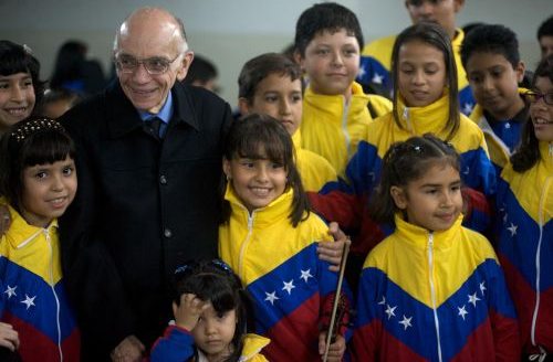 José Antonio Abreu con chicos del Sistema